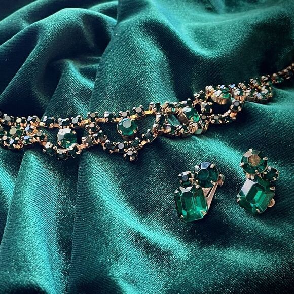 ♥️ Emerald green rhinestone necklace, earrings parure set 1950s PRICE FI… - Picture 14 of 15